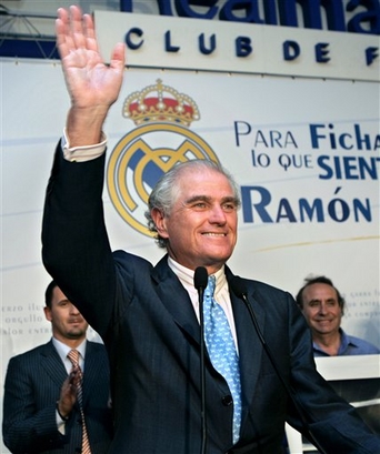 Ramon Calderon celebrating his election on the wave of hope in bringing Robben, Fabregas and Kaka to the Bernabeu